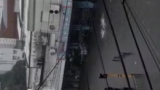 Diluvio en Buenos Aires: el hombre que se dio un chapuzón en plena tormenta