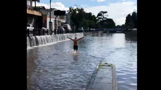 El peluquero de Temperley que usó un paso a nivel inundado como pileta