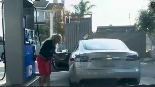 Una joven intentó cargar nafta, pero el auto era eléctrico