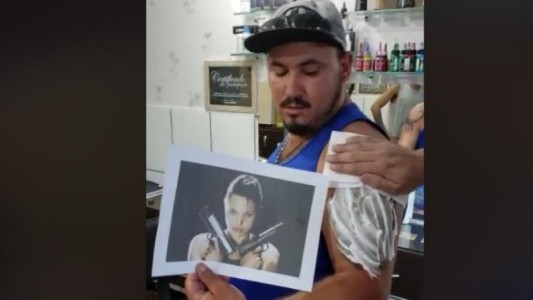 Se tatuó a Angelina Jolie en el brazo, el resultado fue horrible y se volvió viral