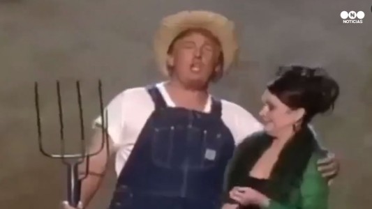 Video insólito: Trump cantó vestido de granjero