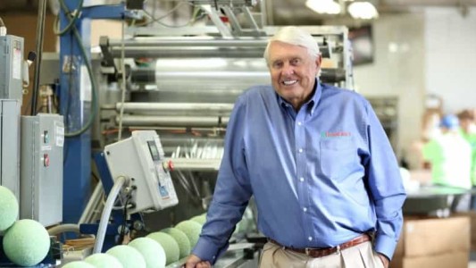 Sorpresa de Navidad: el dueño de una empresa familiar les regaló bonos a sus empleados por 4 millones de dólares