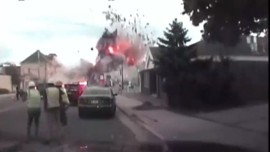 El momento de la explosión de gas que causó la muerte de un bombero