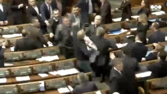 A las piñas en el Parlamento de Ucrania