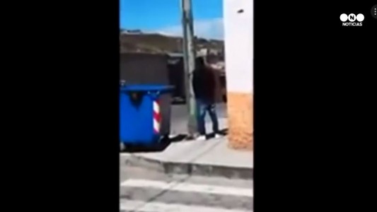 Orinaba en la vía pública y mirá lo que le pasó