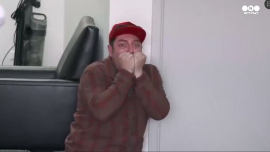 La emoción de un hombre que vive en la calle al enterarse que ganó la lotería