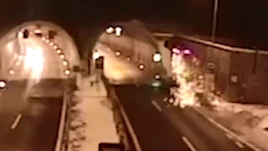 Video impactante: un conductor se quedó dormido y el auto salió volando