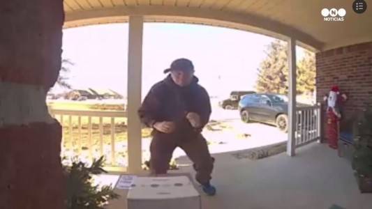 El cartero que deja la encomienda y se "tira unos pasos" para la cámara de seguridad