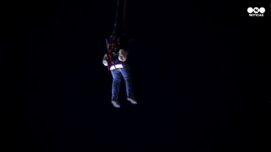 Impresionante rescate de dos obreros que quedaron colgados de una grúa