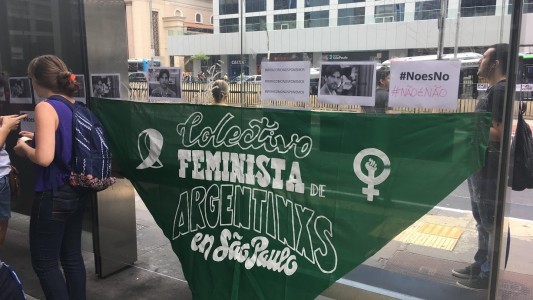 Escracharon a Darthes frente al consulado argentino en San Pablo