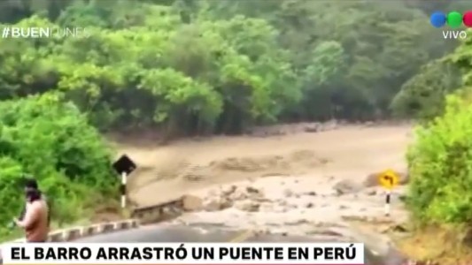 Tres muertos, familias desaparecidas y puentes colapsados en Perú
