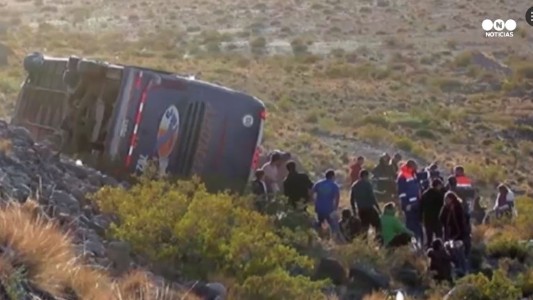 Así quedó el micro que volcó en Uspallata