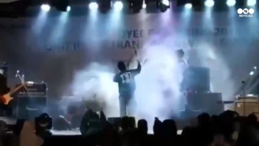 Impactante video del momento en que el tsunami interrumpió un recital