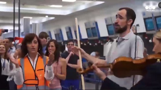 Hacían el check in para empezar su vuelo y los sorprendió la música
