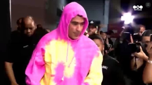 El rapero Bad Bunny regala juguetes para celebrar Navidad