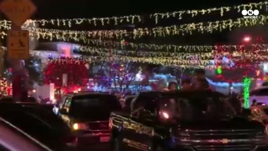 No escatimaron luces en este paseo de Navidad en California