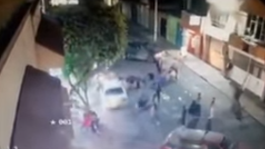 Fuertes imágenes: un taxista atropelló a familias que festejaban la previa de la Navidad en la calle