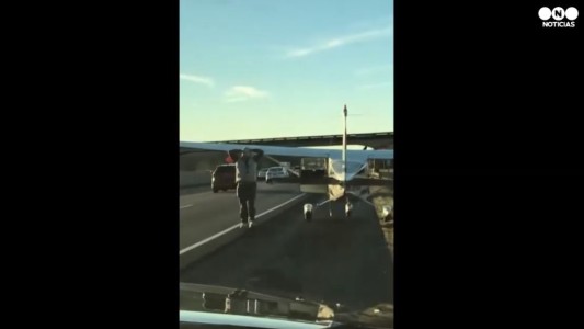 Increíble: aterrizó una avioneta en al autopista para bajarse a orinar