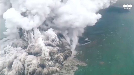 Así se ve el Volcán Krakatoa desde el aire
