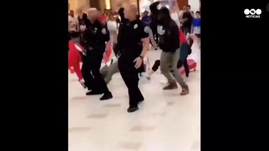 Mirá el video de los policías bailarines que se hizo viral