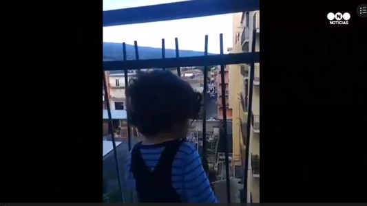 El niño y el volcán: la imagen que se hizo viral