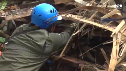 Así trabajan los rescatistas buscando sobrevivientes del tsunami