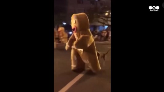 Perro descontrolado ataca muñeco de jengibre en desfile navideño