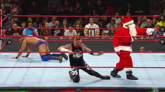 Insólito: Papa Noel se metió en una pelea de lucha libre y fajó a todos
