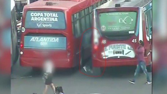 Atraparon al ladrón canguro: robaba celulares cuando los colectivos paraban en el semáforo
