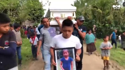 Entierran a la nena inmigrante que murió bajo custodia en EE. UU.