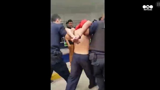 Así trasladaban al detenido por retener a Kimey