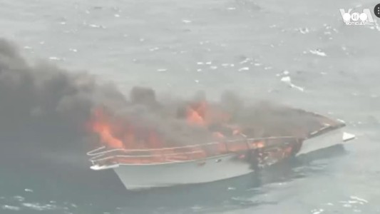 Una familia salta al agua tras incendiarse el yate en que viajaban