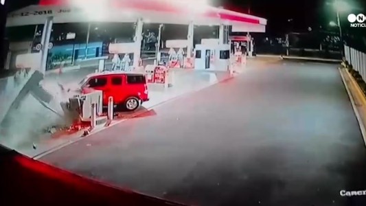 Tremendo choque en una estación de servicio en El Salvador