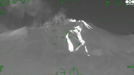 Así se ve la erupción del volcán Etna de noche