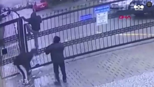 Un niño turco intentó trepar una reja y mirá lo que le pasó