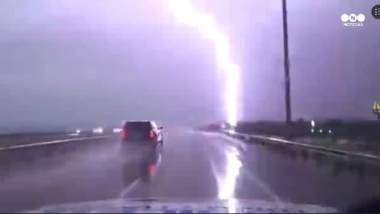 Viral: Cazador de tormentas capta un rayo