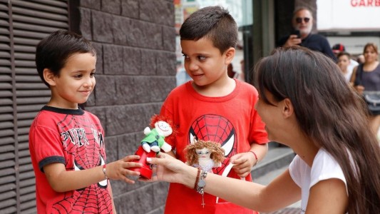 Navidad para todes: regalan muñecos inclusivos para "todes les chiques"