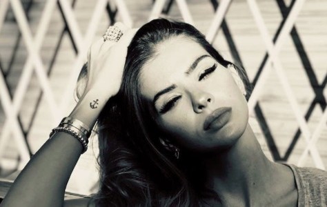 Videos: La China Suárez cantó y después jugó con sus hijas en la intimidad