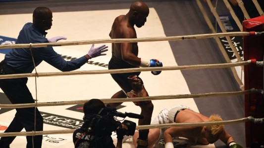 El campeón japonés de kickboxing duró un round ante Mayweather