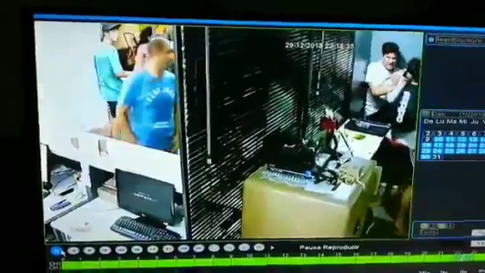 Video: no pudo retirar una encomienda, saltó el mostrador y golpeó a un empleado