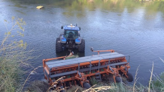 Se quedó dormido en el tractor y terminó en el río