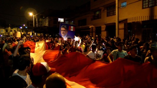 Peruanos protestan tras cese de investigadores de caso Odebrecht