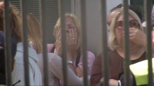 Los familiares de los acusados de la violación en Miramar a los gritos con la prensa