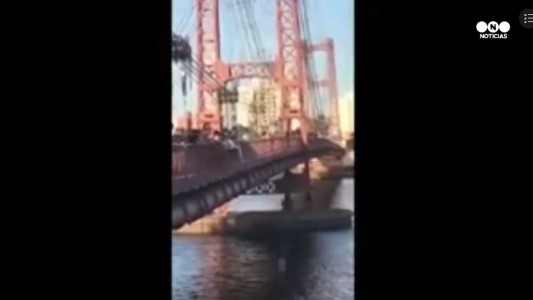 Arriesgado salto al agua de un puente colgante en Santa Fe