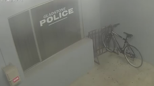 La genial idea de robar una bicicleta en una comisaría