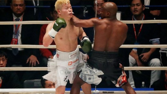 Video: así guardó Mayweather los millones que ganó tras la pelea contra el luchador japonés