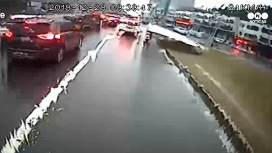 Tremendo accidente: Se le cae un cartel encima y resulta ilesa