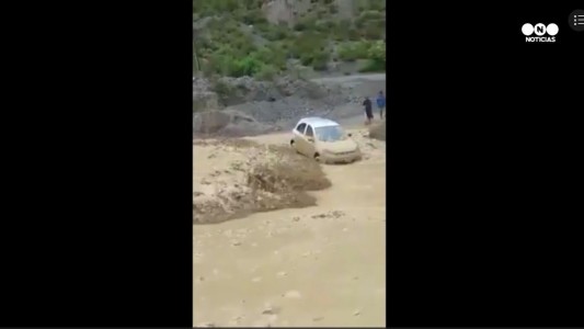 Así arrastraba un auto un alud de barro en Salta