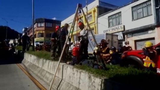 Así rescataron a un hombre que cayó en una alcantarilla