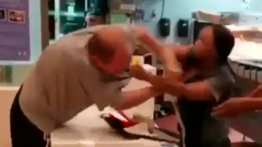 Video impactante: un hombre atacó a las piñas una empleada de un local de comidas